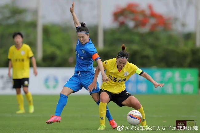 美女扒开尿道让男人捅